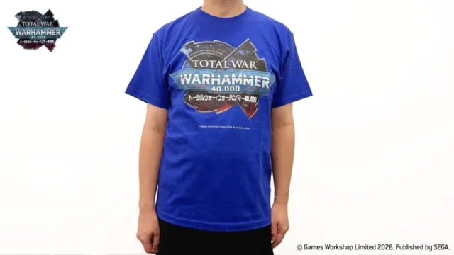青地にトータルウォー：ウォーハンマー40,000のロゴがプリントされたTシャツの着用画像