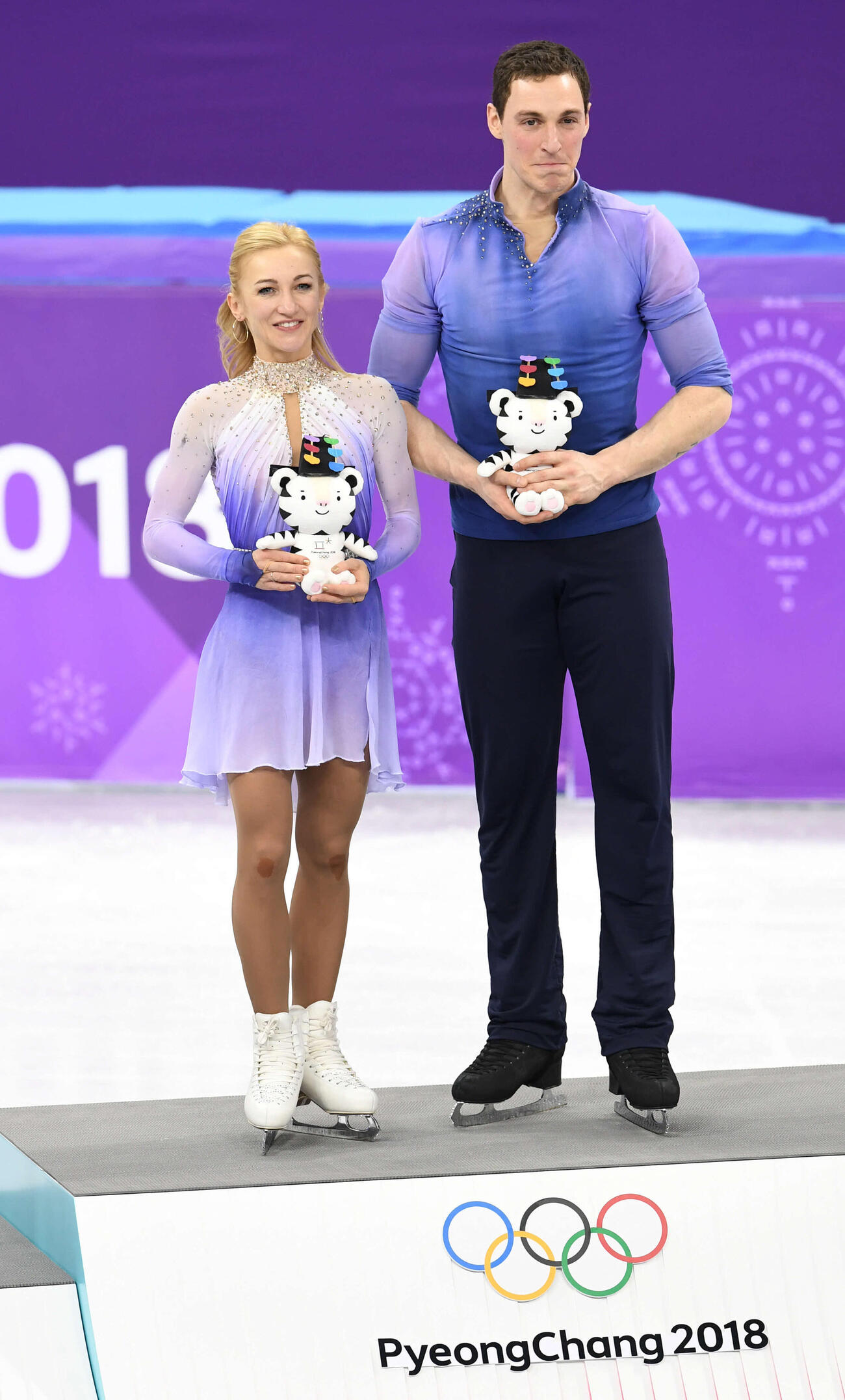 平昌五輪　ペアで優勝したアリョーナ・サブチェンコ（左）とブルーノ・マソは表彰台で笑顔を見せる（2018年2月15日）