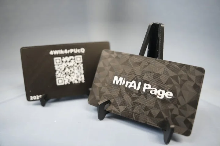 MirAI PageのロゴとQRコードが印刷されたNFCデジタル名刺の表裏