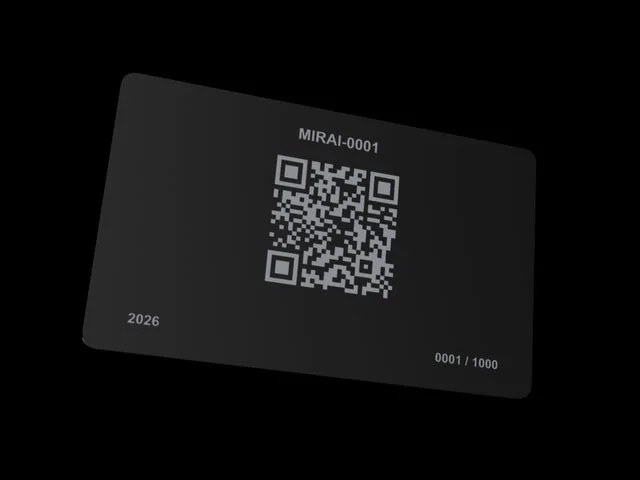 MIRAI-0001とQRコード、通し番号0001/1000が印字された黒いカードの裏面