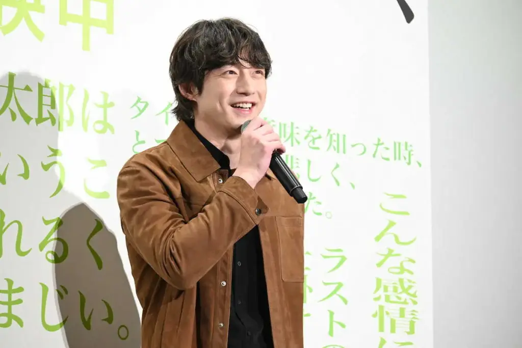 坂口健太郎　結婚発表翌日に公の場　幸せいっぱい、祝福の声に笑顔で会釈　左手薬指に指輪なし - スポニチ Sponichi Annex 芸能