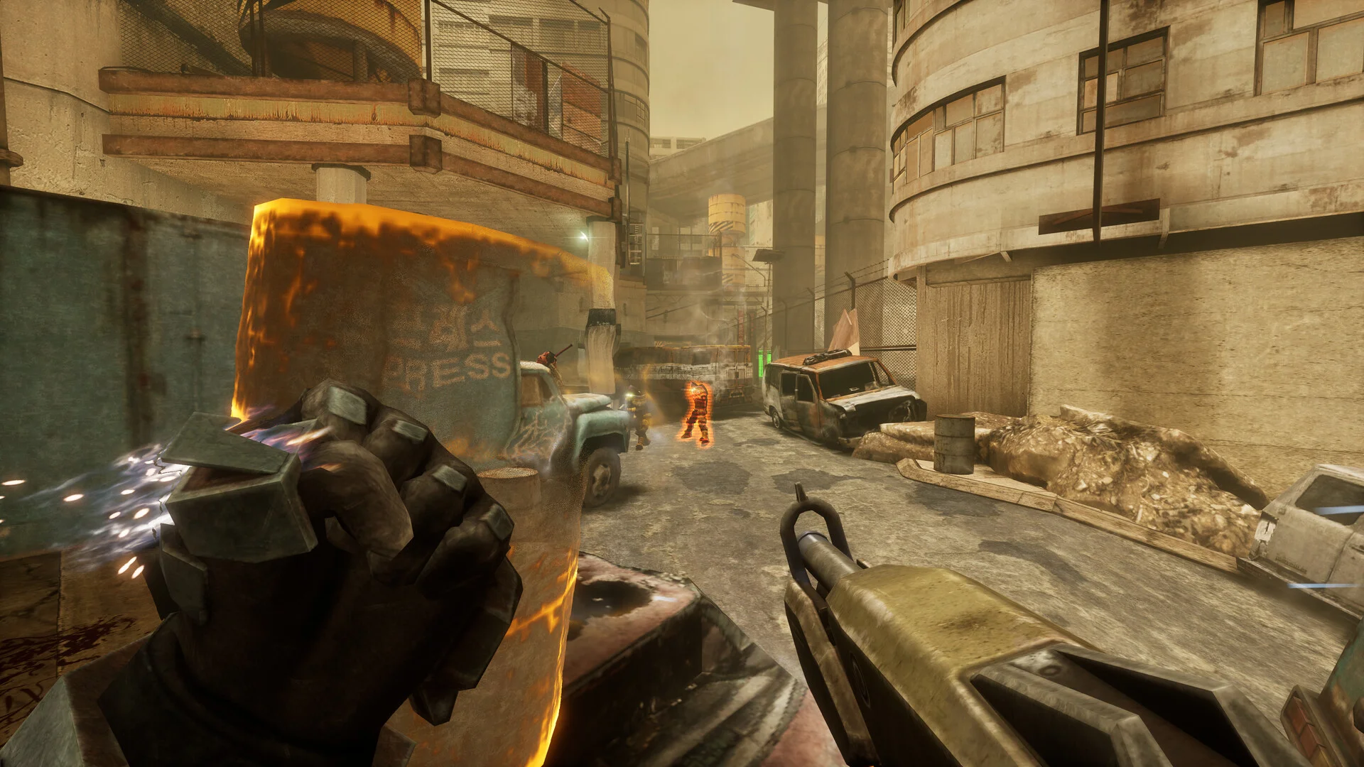 荒廃した工業地帯を舞台に、手榴弾を構える第一人称視点のゲームプレイ画面