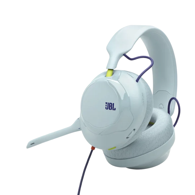 JBL Quantum 120のアイスカラー外観。着脱式ブームマイクとファブリックイヤーパッドを備え