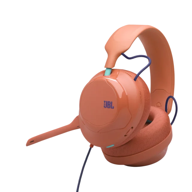 JBL Quantum 120のコーラルカラーモデルで、着脱式ブームマイクを装着した外観