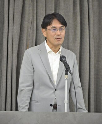 立候補を表明した後、記者会見に臨む山下氏（１６日、奈良県庁で）