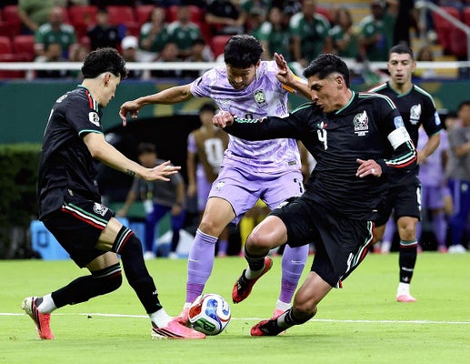 サッカー・ワールドカップ北中米３か国大会に出場した韓国の孫興民（ソンフンミン）（中央）