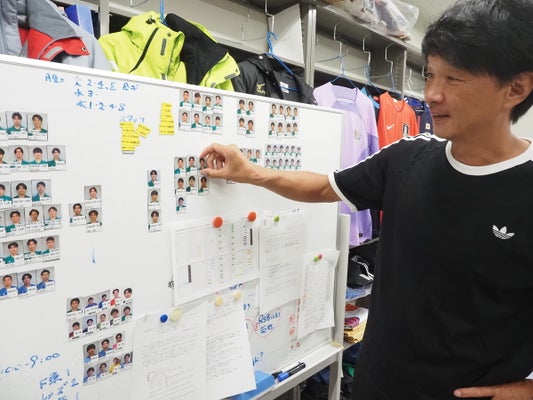 監督を務める専修大学サッカー部の戦略について語る李教授