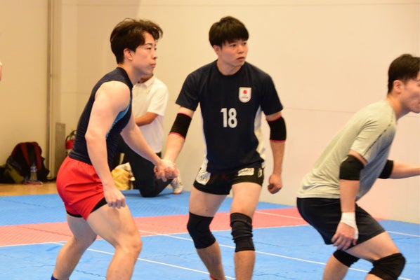灼熱カバディをきっかけに競技を始めた、カバディ男子日本代表の降旗さん（左）（１２日、東京都北区で）