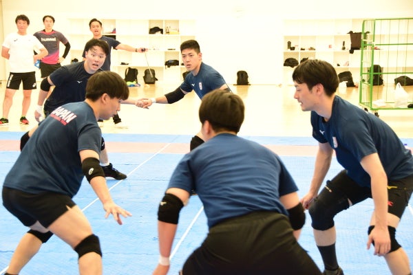 アジア大会に向けて練習するカバディ男子日本代表の選手たち（８月、東京都北区で）