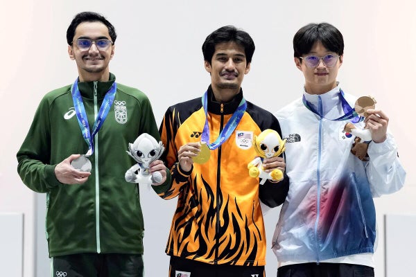 グランツーリスモ７でメダルを獲得した３人。中央が金のマレーシア選手、左が銀のサウジアラビア選手、右が銅の韓国選手（２３日）＝ＡＰ
