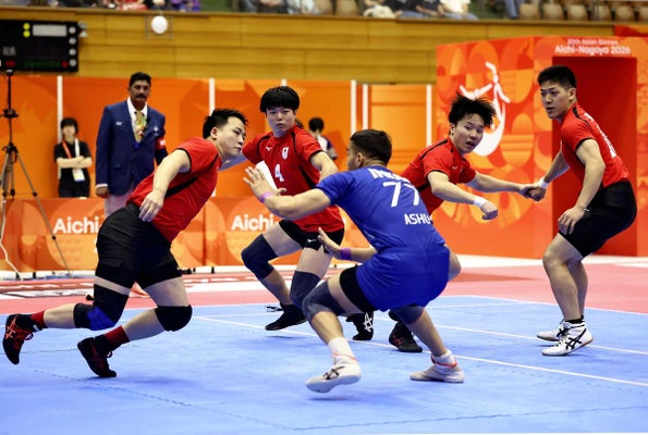 １次リーグ初戦のインド戦でプレーする日本の選手たち（２１日、愛知県東海市の市民体育館で）＝永井秀典撮影