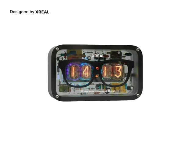XREALオリジナル時計。黒い眼鏡型フレームに電球式数字が光るデザイン。