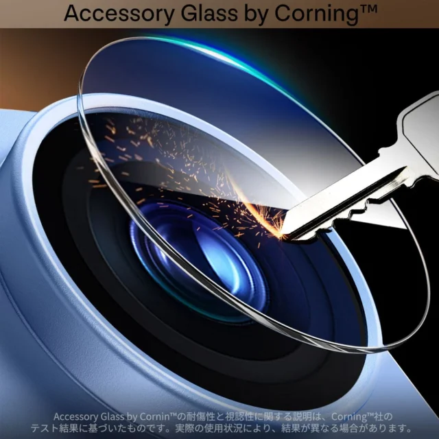 Accessory Glass by Corning™のガラスを鍵で擦り火花が散るカメラレンズ