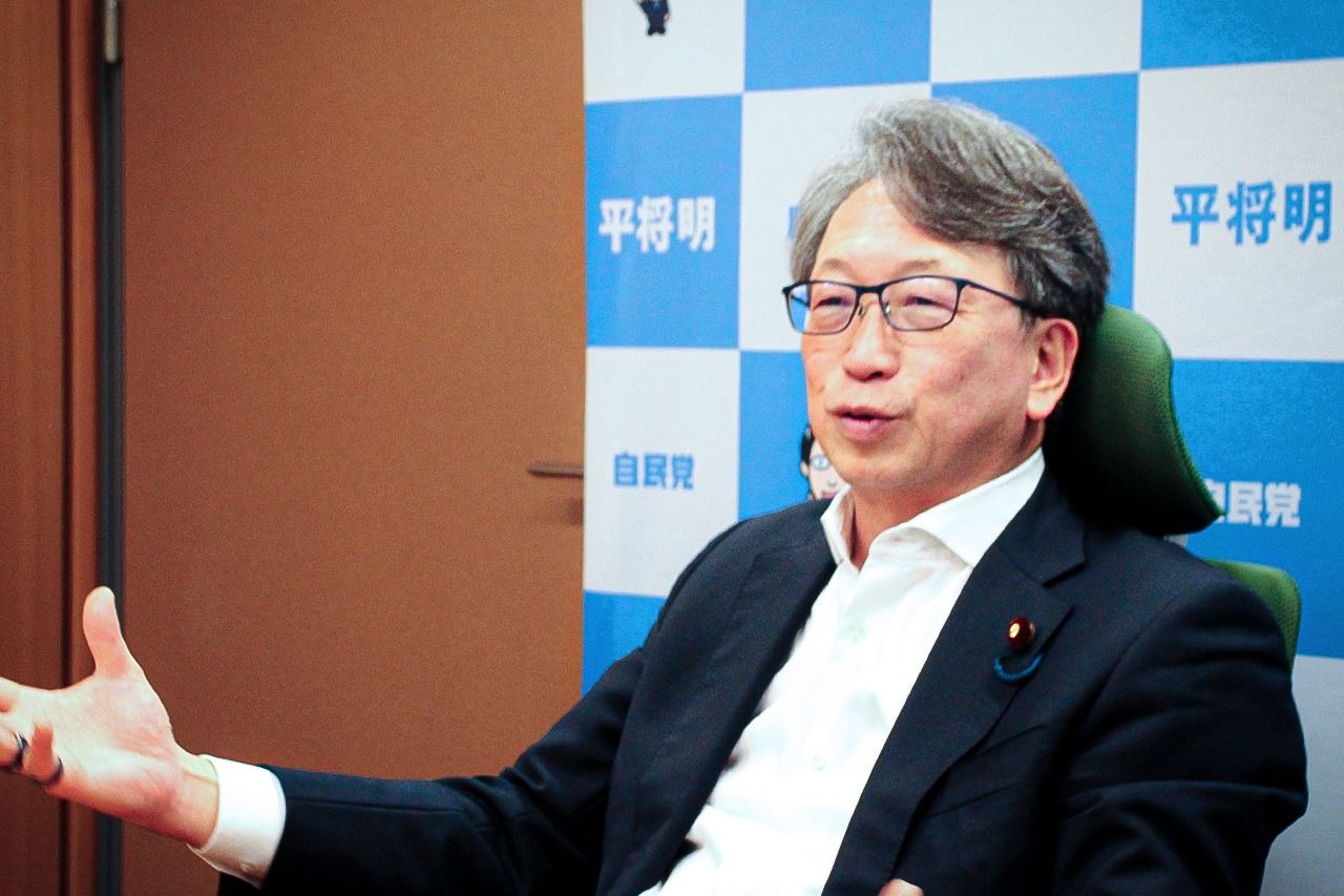 インタビューに答える平将明氏(ニッポンドットコム編集部撮影)