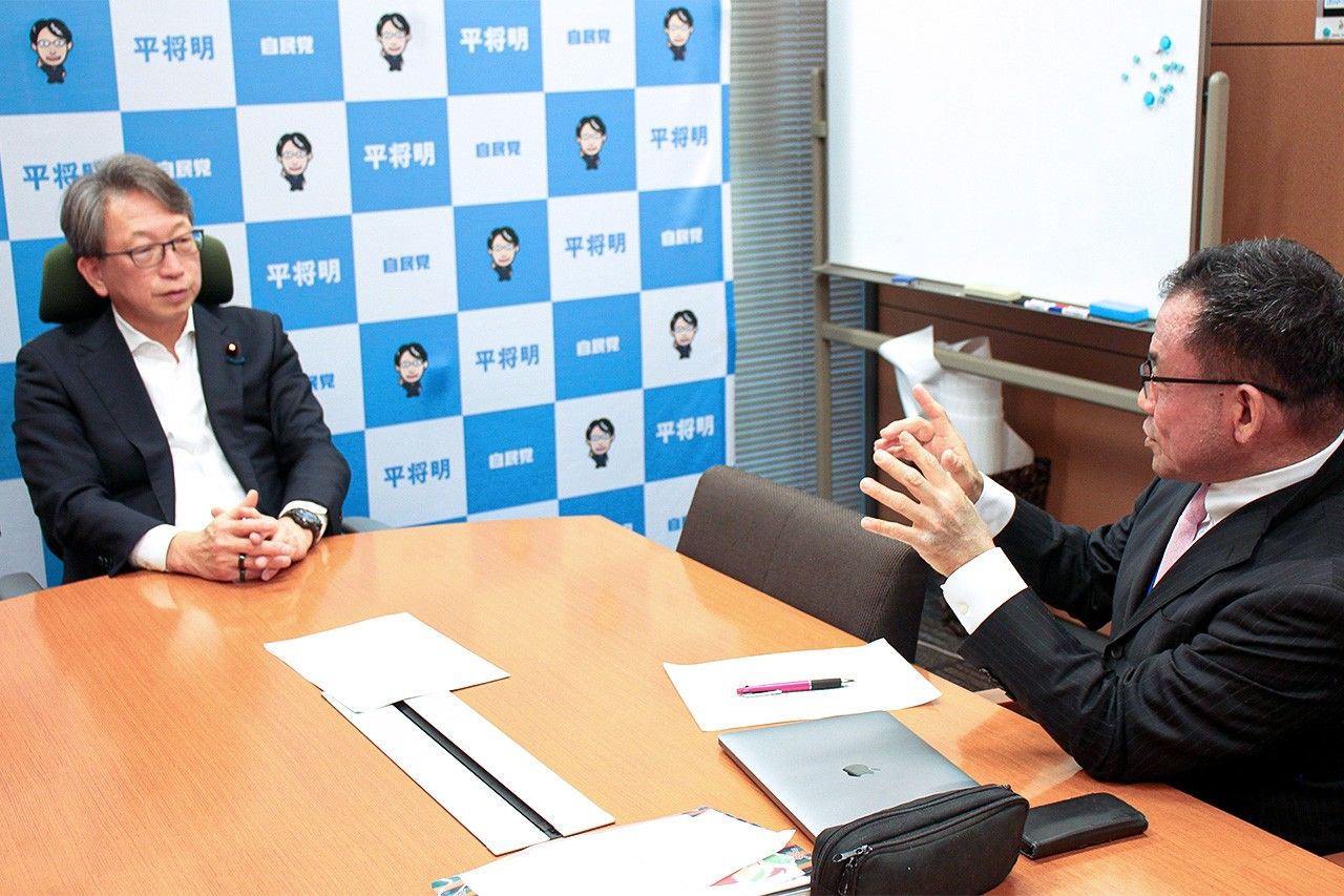 平将明氏(左)と竹中治堅・ニッポンドットコム編集企画委員長(編集部撮影)