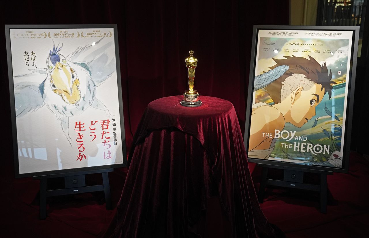 米アカデミー賞長編アニメーション賞受賞の『君たちはどう生きるか』のポスターとオスカー像＝2024年3月（共同）