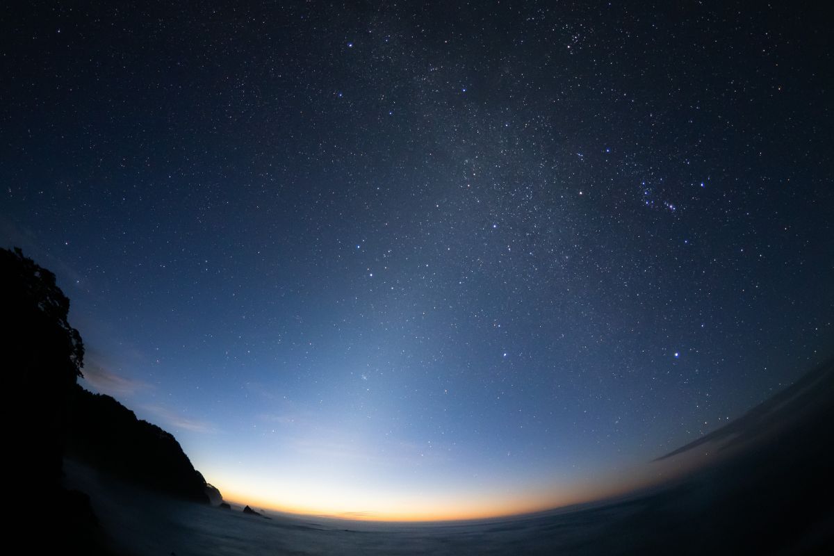黄道光と天の川（stock.adobe.com）