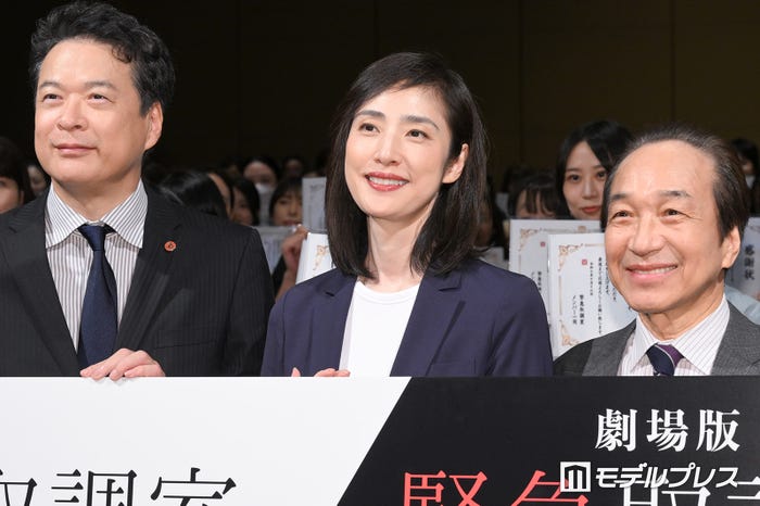 （左から）田中哲司、天海祐希、小日向文世（C）モデルプレス