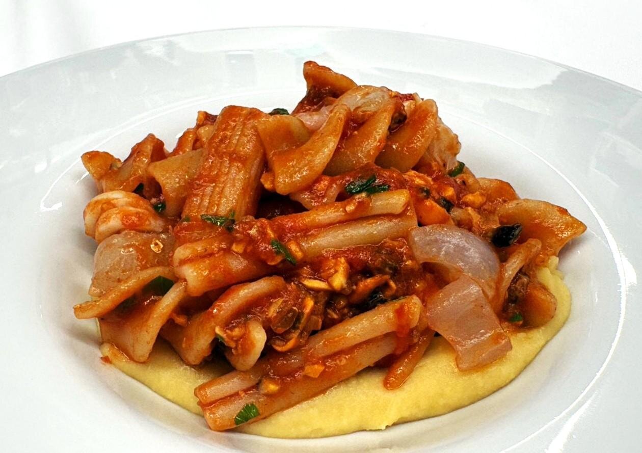 〈フランジェンテ・ミラノ〉ミックスパスタ、白いんげん豆のクリーム、ムール貝、イカ、牛アキレス腱肉添え 2,801円 (1人前/日本製) ※各日50点限り