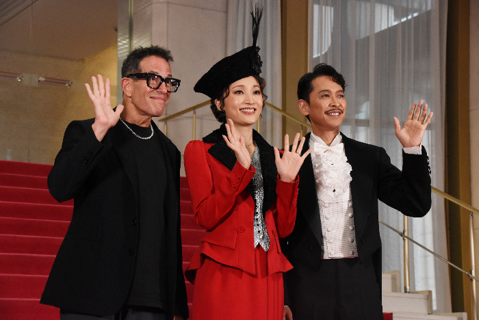 （左から）マイケル・メイヤー、望海風斗、坂本昌行
