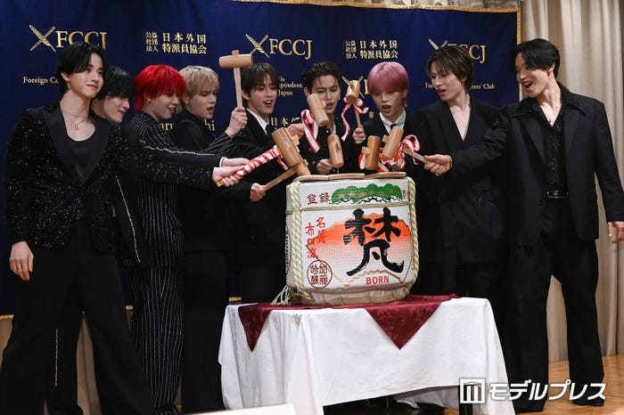 JO1（上段左から）川西拓実、川尻蓮、豆原一成、河野純喜、白岩瑠姫、木全翔也、金城碧海（下段）佐藤景瑚、與那城奨（C）モデルプレス