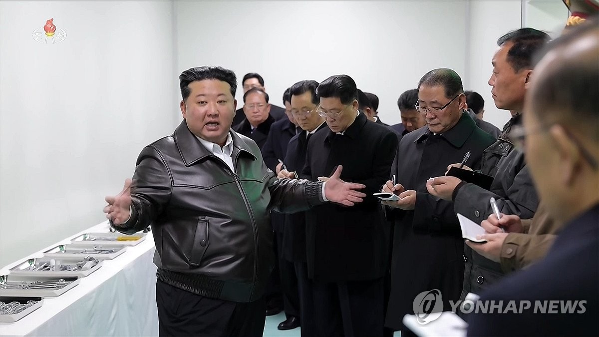 昨年11月、平壌市江東郡の病院の完工式に出席した金正恩氏＝（朝鮮中央テレビ＝聯合ニュース）≪転載・転用禁止≫