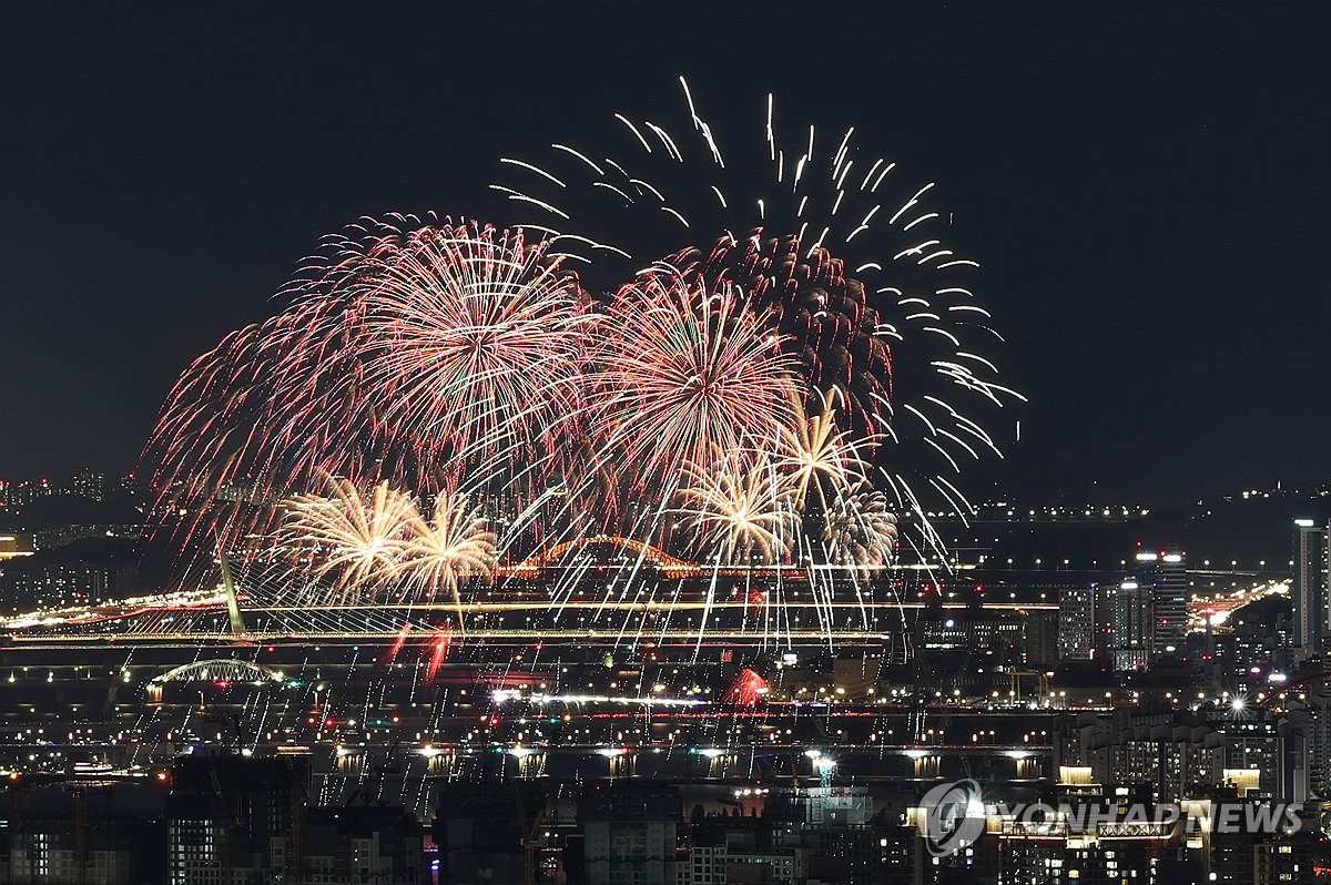 夜空を彩る花火＝5日、ソウル（聯合ニュース）