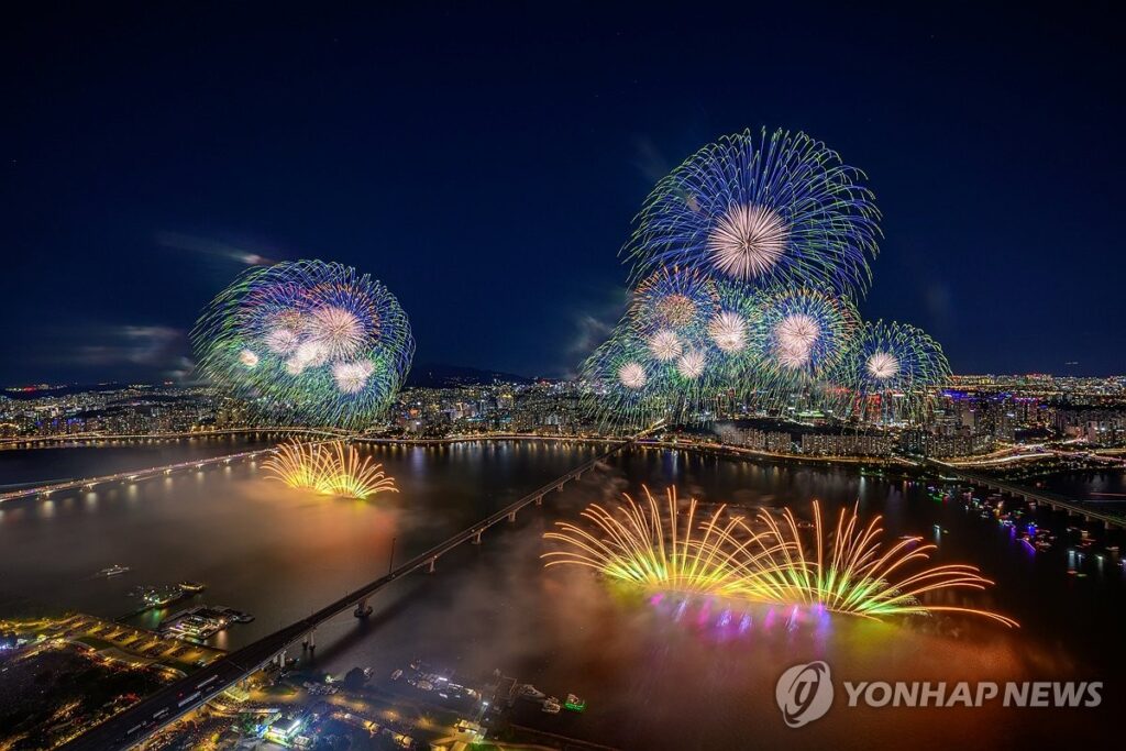 夜空彩る大輪　100万人観客を魅了＝ソウル世界花火祭り