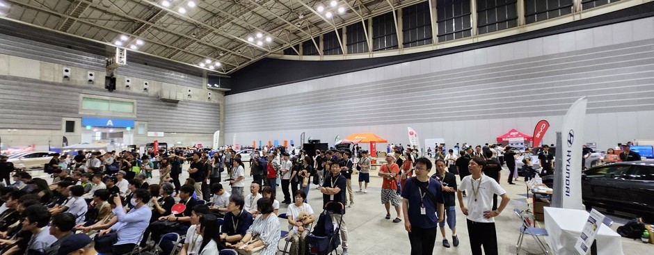 2025年大会　ステージ前に集まる来場者
