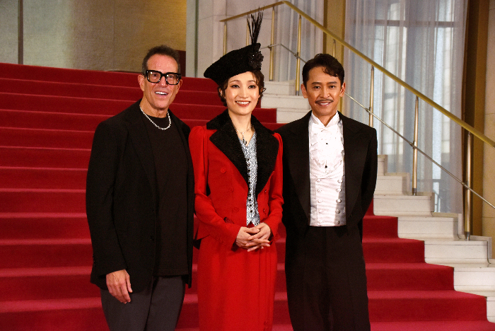 （左から）マイケル・メイヤー、望海風斗、坂本昌行