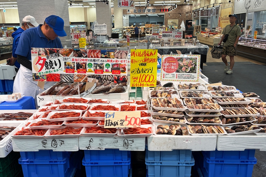 「バロー」の鮮魚コーナー（Lmaga.jp撮影）