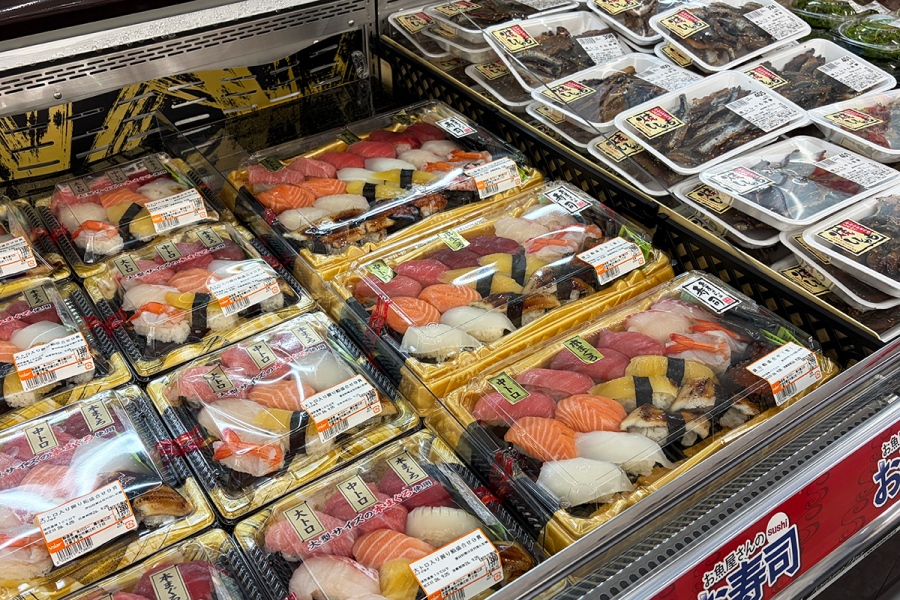 同店人気の商品でもあるお寿司。ネタはすべて店内でカット（Lmaga.jp撮影）