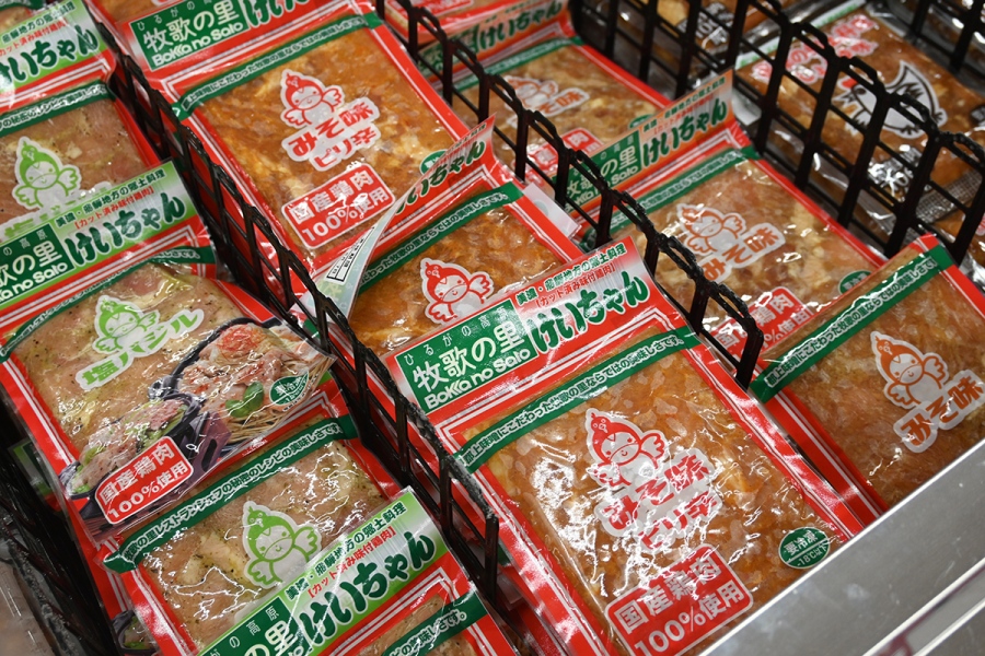 他のスーパーではあまり見かけたことのない「鶏（けい）ちゃん」（Lmaga.jp撮影）