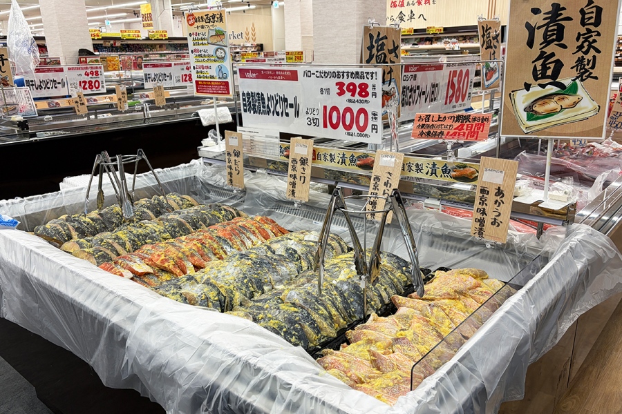 3切れ1,080円の自家製漬魚。購入してから当日、翌日、三日後それぞれおすすめの食べ方の書いたポップも（Lmaga.jp撮影）