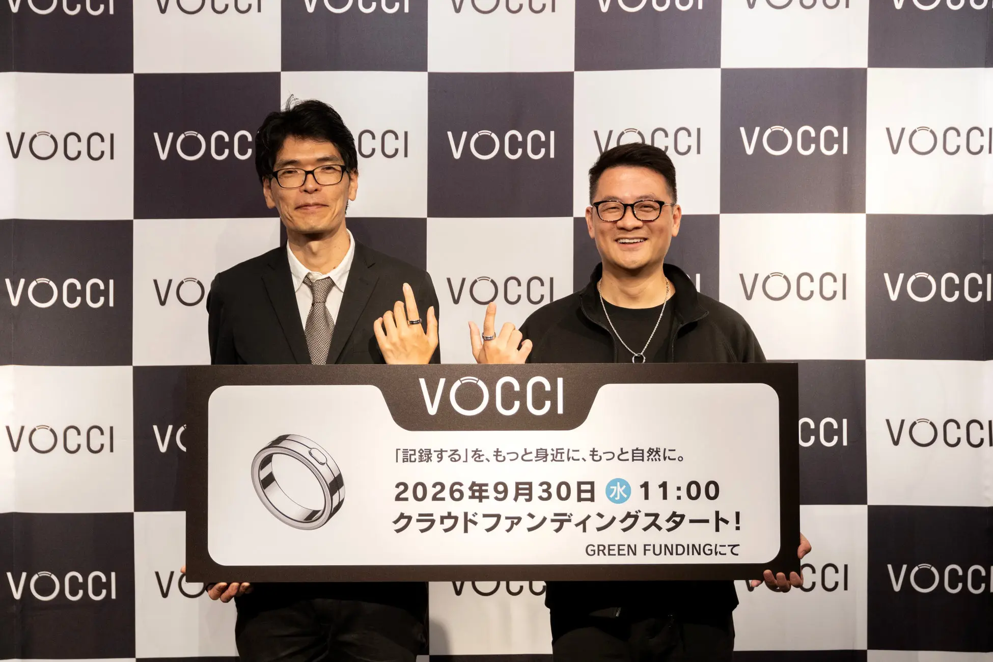 Vocci日本上陸発表会で、2026年9月30日11時からのクラウドファンディング開始を告げるパネルを持つ登壇者2人