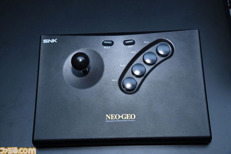 “NEOGEO AES+”で最新のNEOGEOを試遊。HDMI端子に対応し、過去のNEOGEOとの互換性もアリ。『サムスピ零SP』の修正も予定。開発陣の解説をお届け【TGS2026】