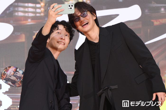 星野源、綾野剛（C）モデルプレス