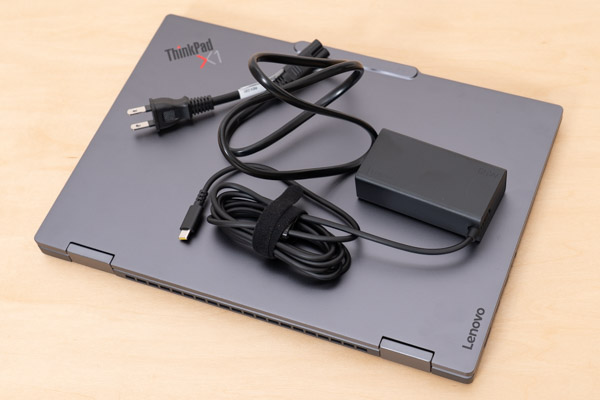 ThinkPad X1 2-in-1 Gen 11 Aura EditionのACアダプターとACケーブルの写真