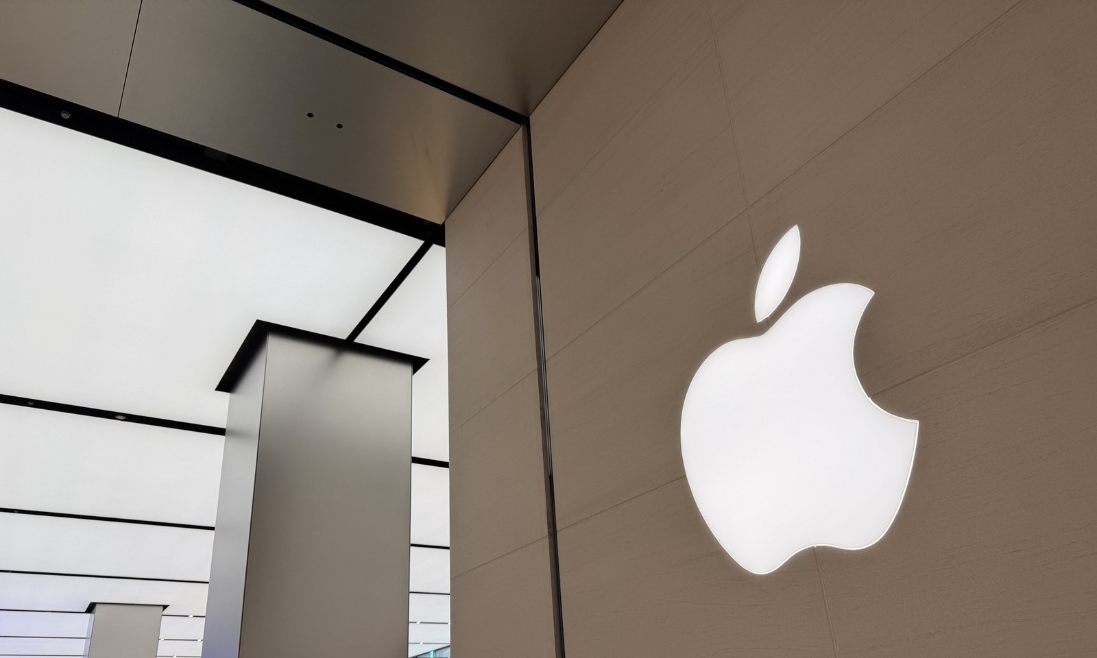 Apple新宿の店内。壁に取り付けられたAppleのロゴが光っている