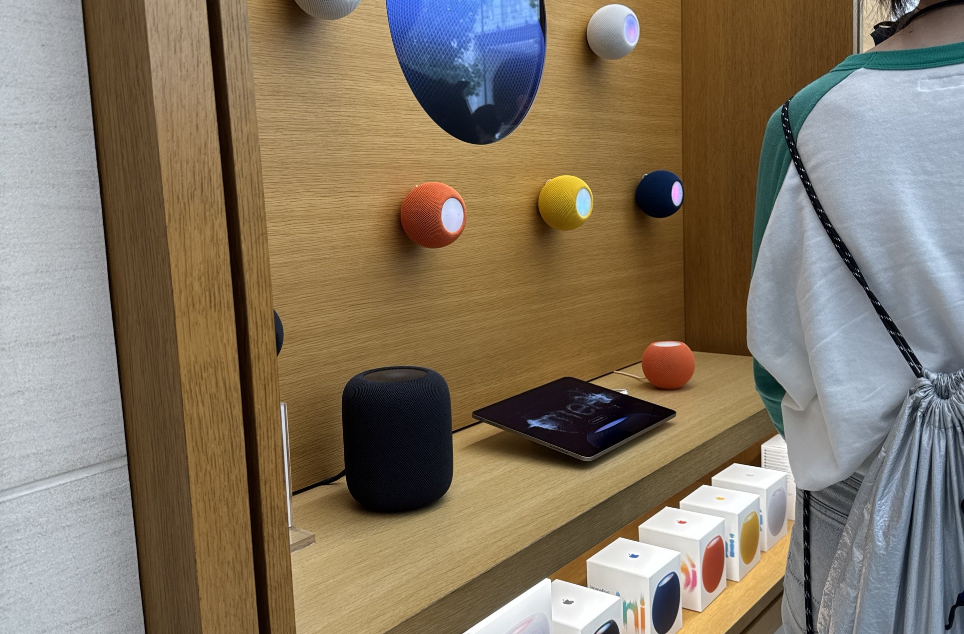 Apple新宿の店内。HomePodの展示壁の横に、Apple Watch Series 12の受け取りを待つ列が続いている