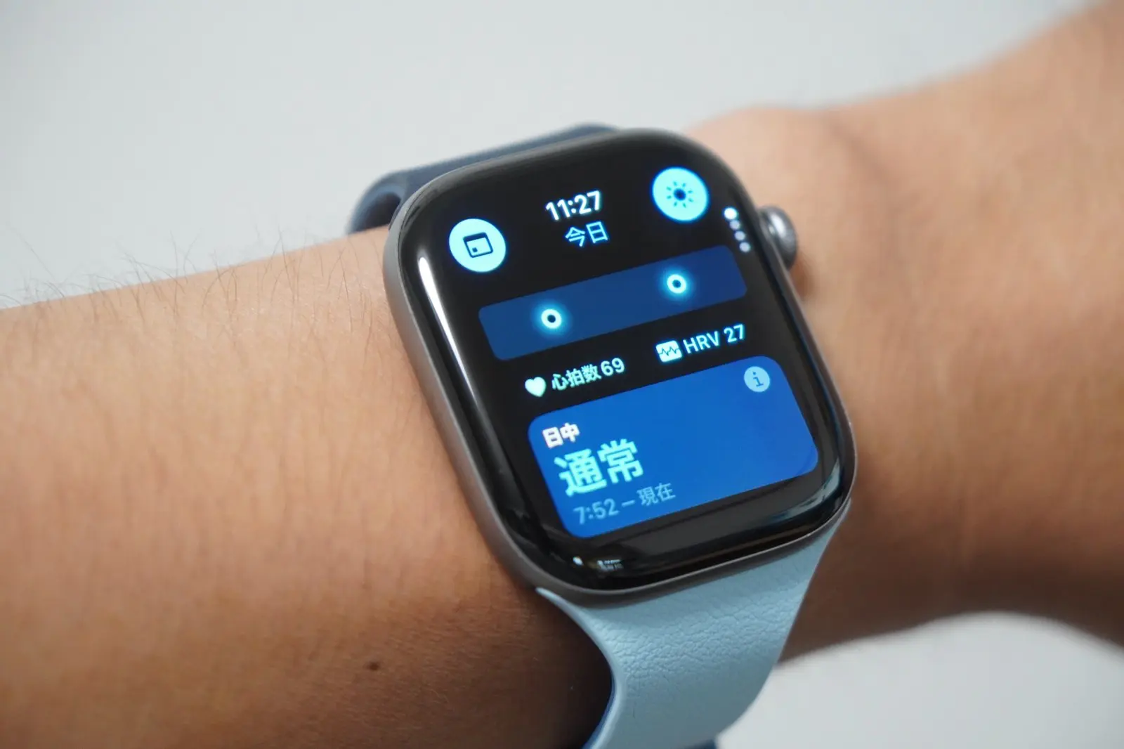 Apple Watch Series 12の日中バイタル。心拍数69、HRV 27で通常