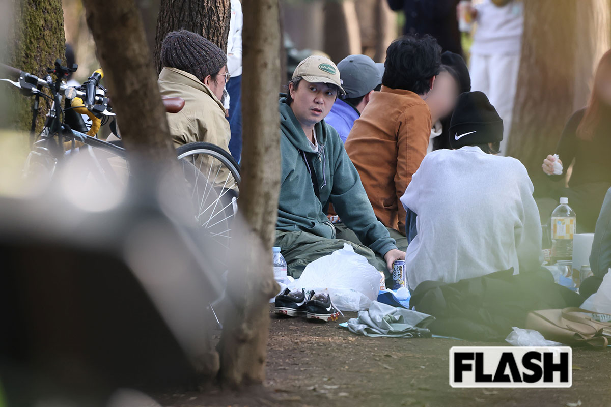 花見に興じる新井浩文(写真・伊藤修)
