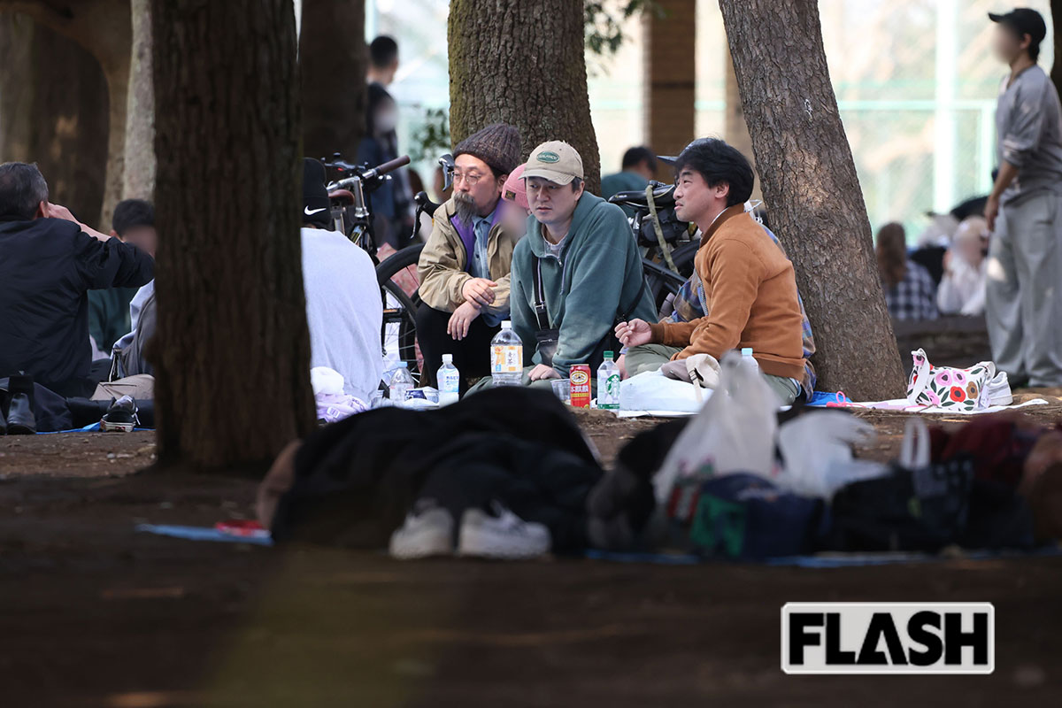カーキのジャケットを羽織る新井浩文の周囲には、俳優仲間が集う。新井の左にいるのは、映画で共演したこともある山下敦弘監督だ(写真・伊藤修)