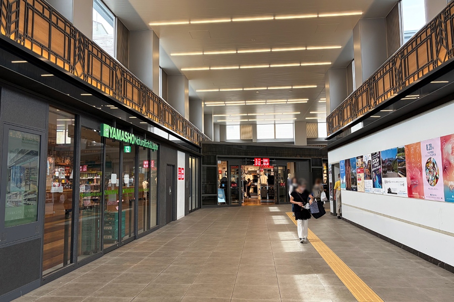 「JR芦屋駅」にはユニクロなどもオープン（Lmaga.jp撮影）
