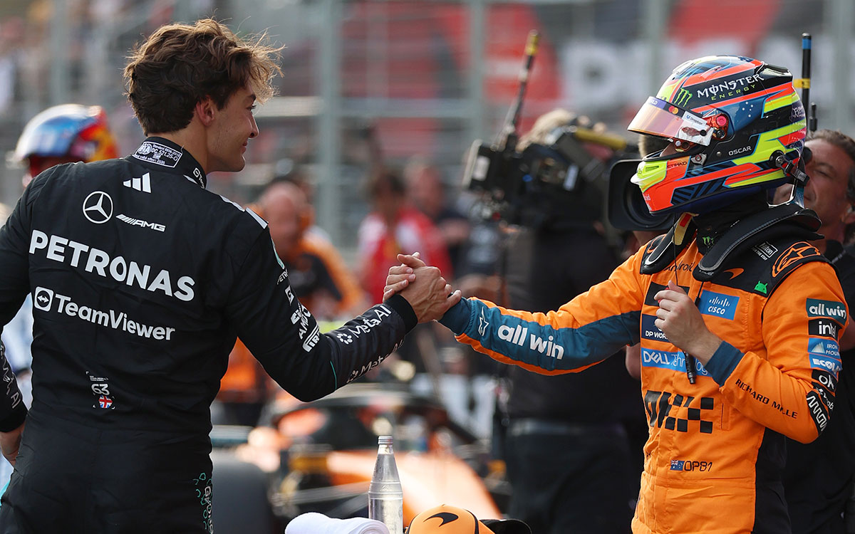 予選後に握手を交わすポールポジションのジョージ・ラッセル（メルセデス）と3番手のオスカー・ピアストリ（マクラーレン）、2026年9月25日(金) F1アゼルバイジャンGP（バクー市街地コース）