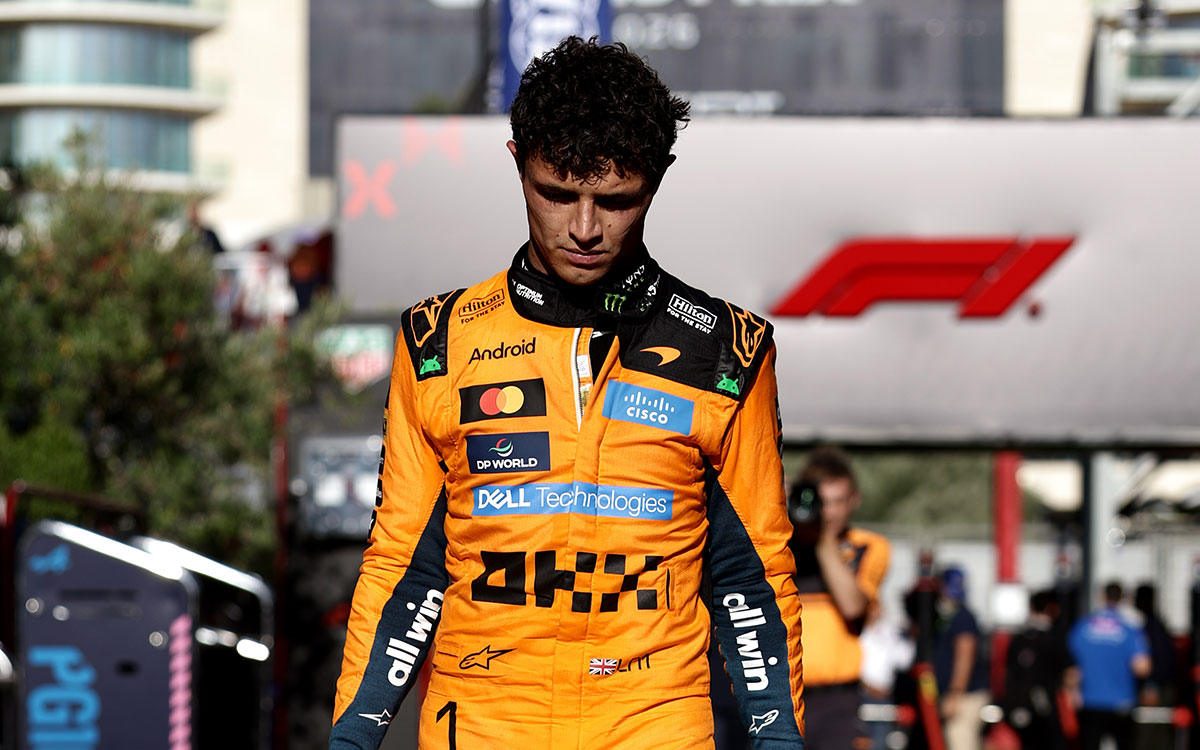 ヘルメットを手にうつむきながらコースを後にするランド・ノリス（マクラーレン）、2026年9月26日(土) F1アゼルバイジャンGP決勝（バクー市街地コース）