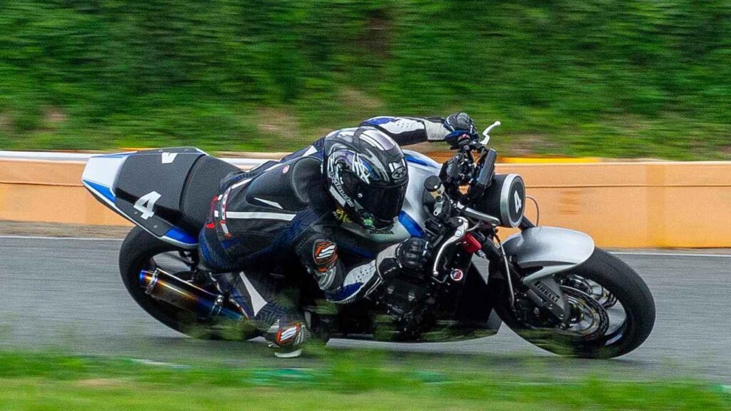 【速報レポート】ホンダ「CB400 SUPER FOUR E-Clutch」が鉄馬で圧巻のトップチェッカー！ 予選から全セッションを制し、実証参戦でポテンシャルの高さとEクラッチの実力を証明！