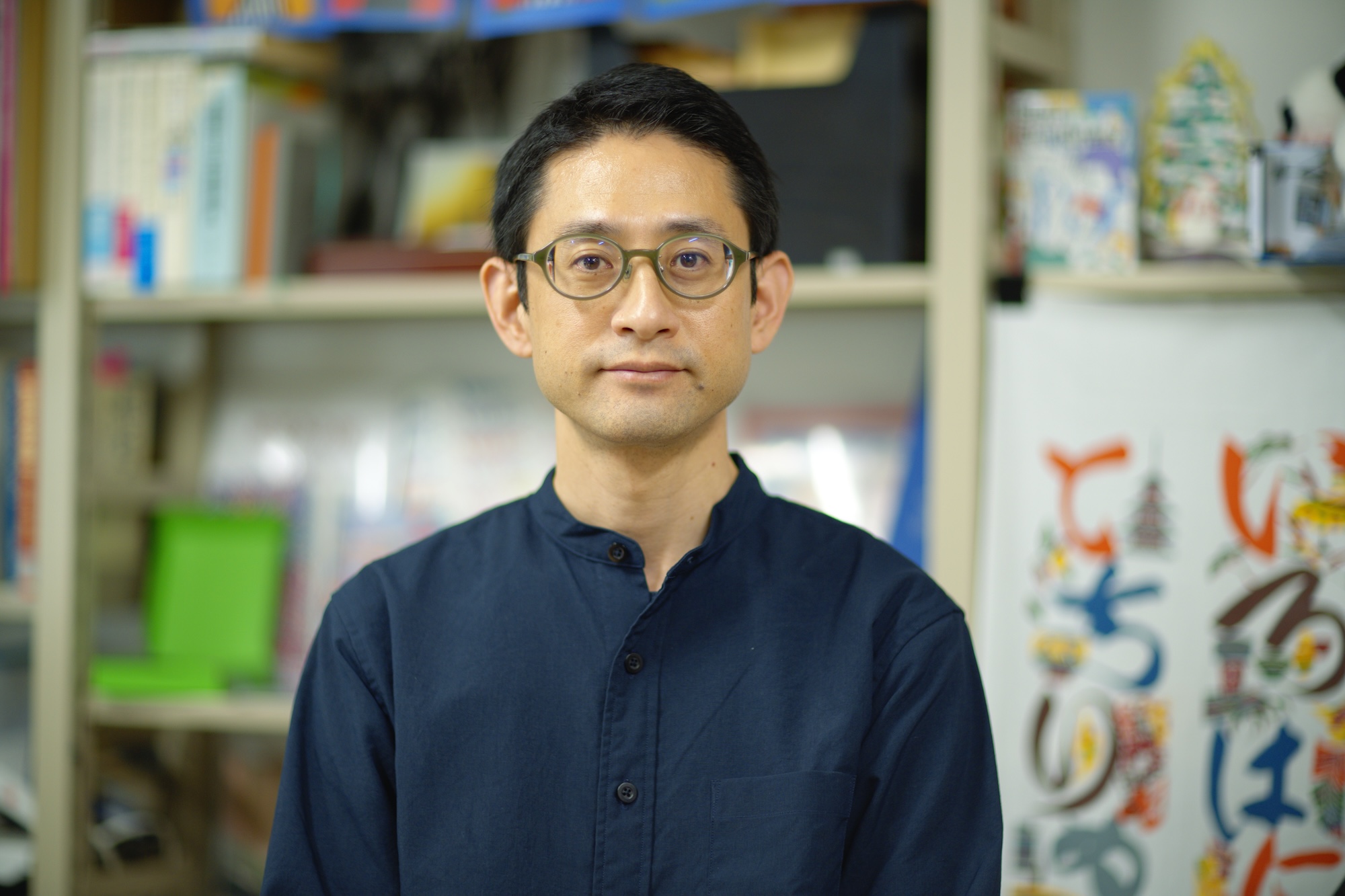 宮城教育大学の研究室で立つ松﨑丈さんの写真