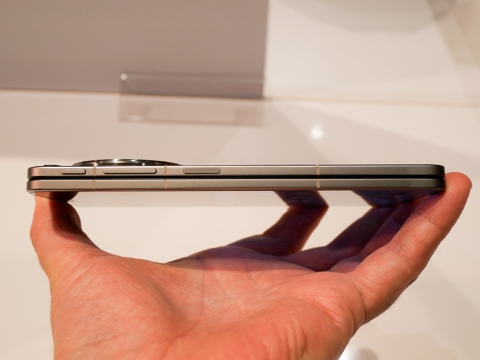 閉じた状態のOPPO Find N6。約8.9mmと薄く、閉じた状態での使い勝手も良いと感じた。写真は2026年4月14日のOPPO Find N6発表会にて撮影
