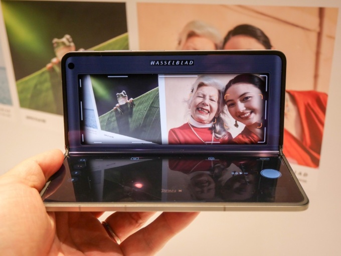 OPPO Find N6は、ハッセルブラッドと共同開発した高性能カメラを搭載。ハッセルブラッドのパノラマカメラ「XPAN」を再現した撮影モードなども用意している。写真は2026年4月14日のOPPO Find N6発表会にて撮影